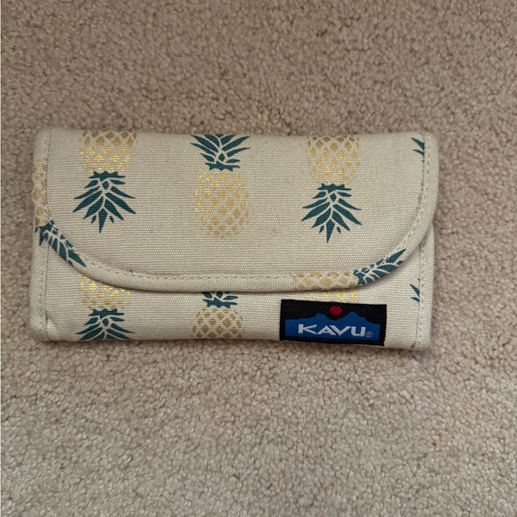 KAVU Cream Wallet with Pineapple Design - Picture 1 of 3
